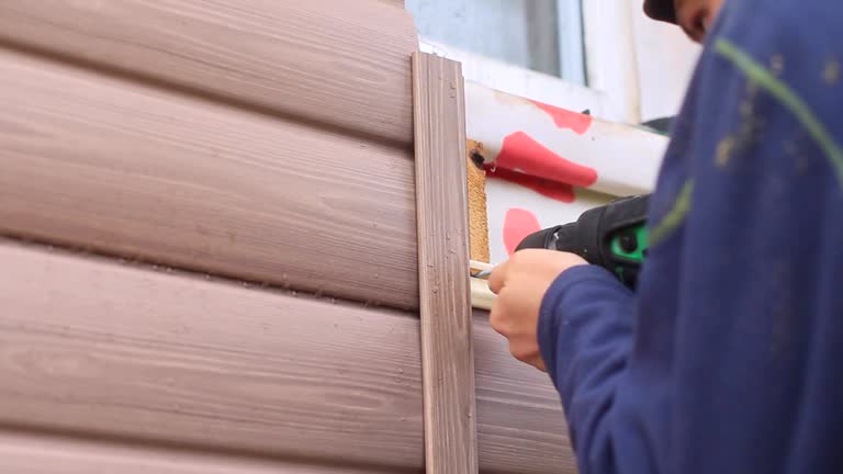 Affordable siding repair and maintenance services in Sigourney, IA